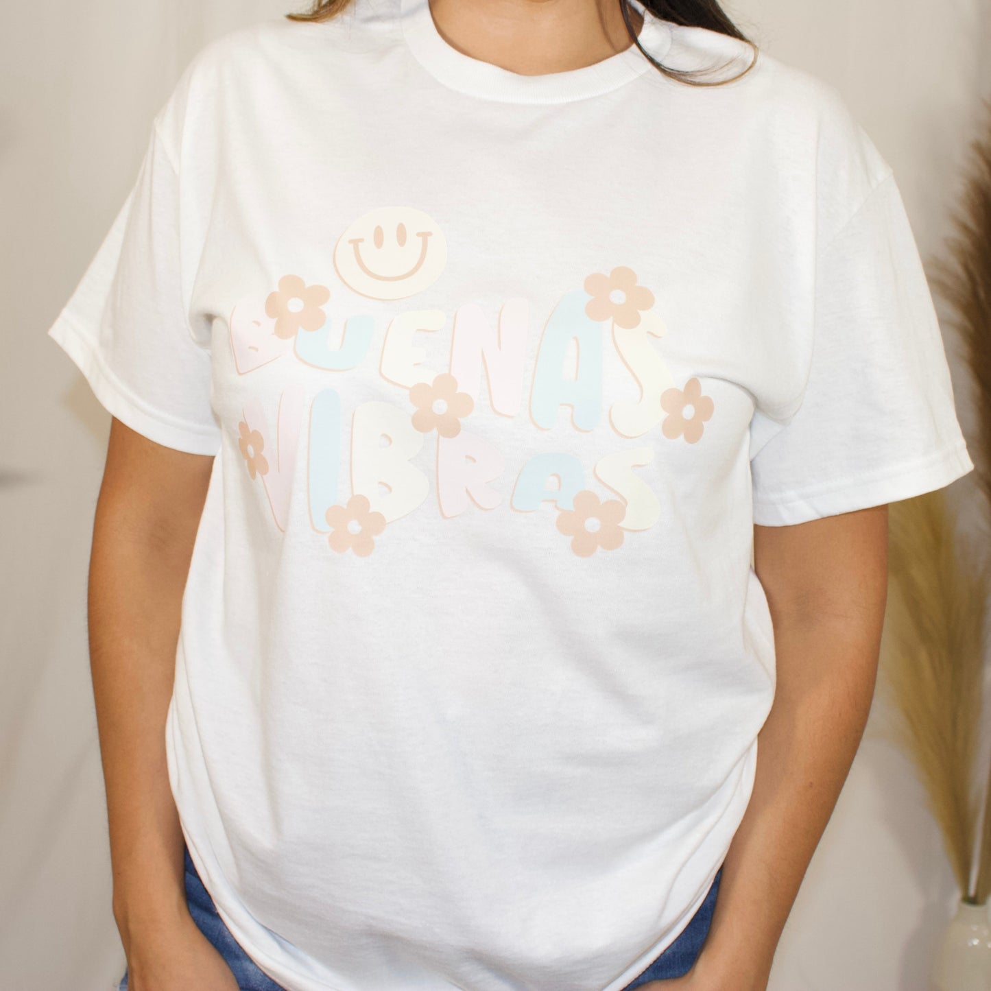 T-shirt with wording Buenas Vibras front side, close up color white