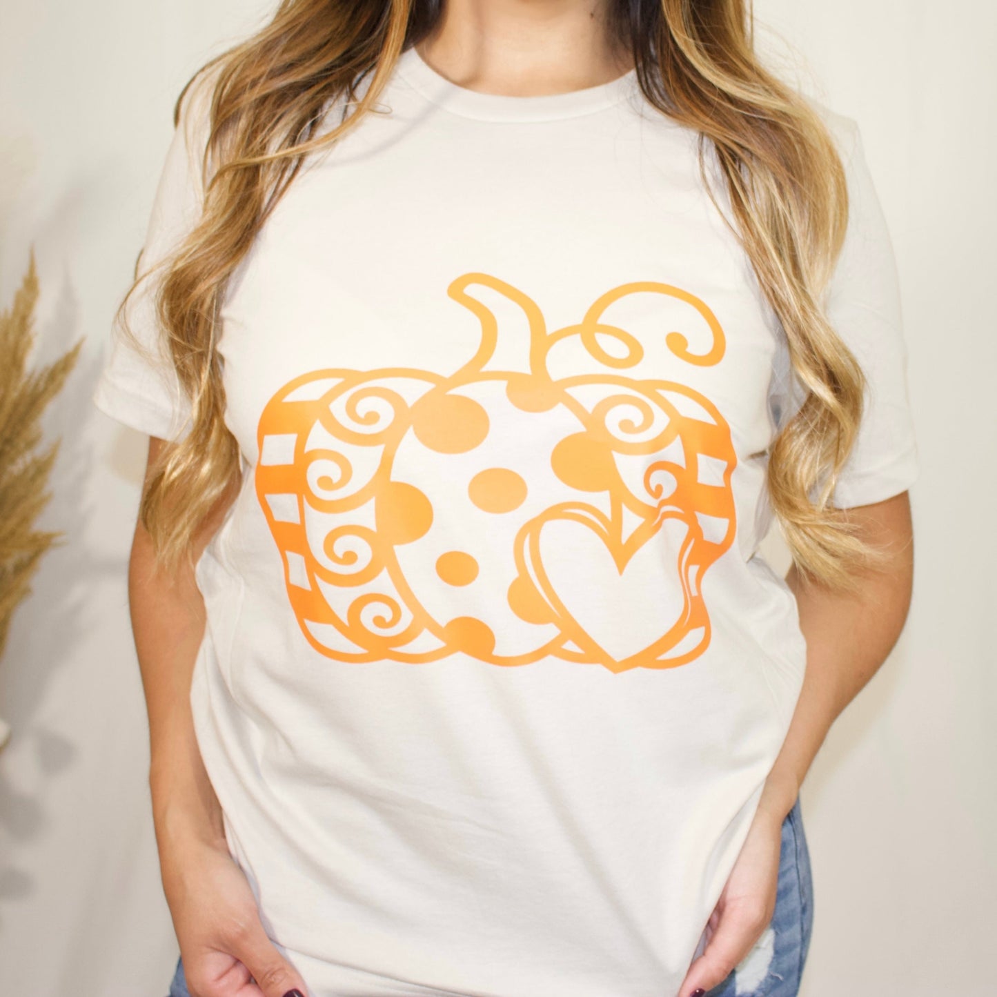 front side, nude t-shirt with a pumpkin and with a heart print in color orange