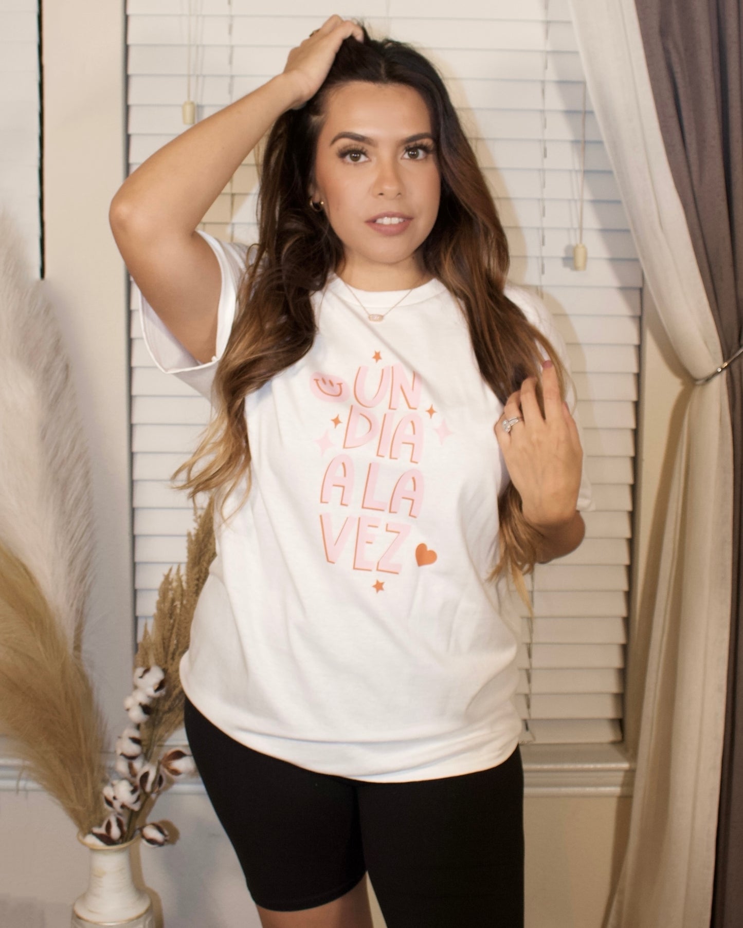 pink and red print letters on a white t-shirt, un dia  a la vez