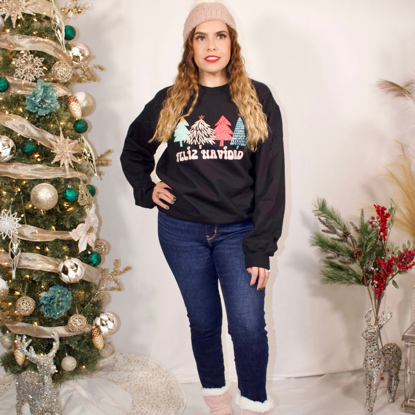 BLACK SWEATSHIRT FRONT SIDE WITH PINK LETTERS SAYING FELIZ NAVIDAD AND COLORFUL CHRISTMAS TRESS