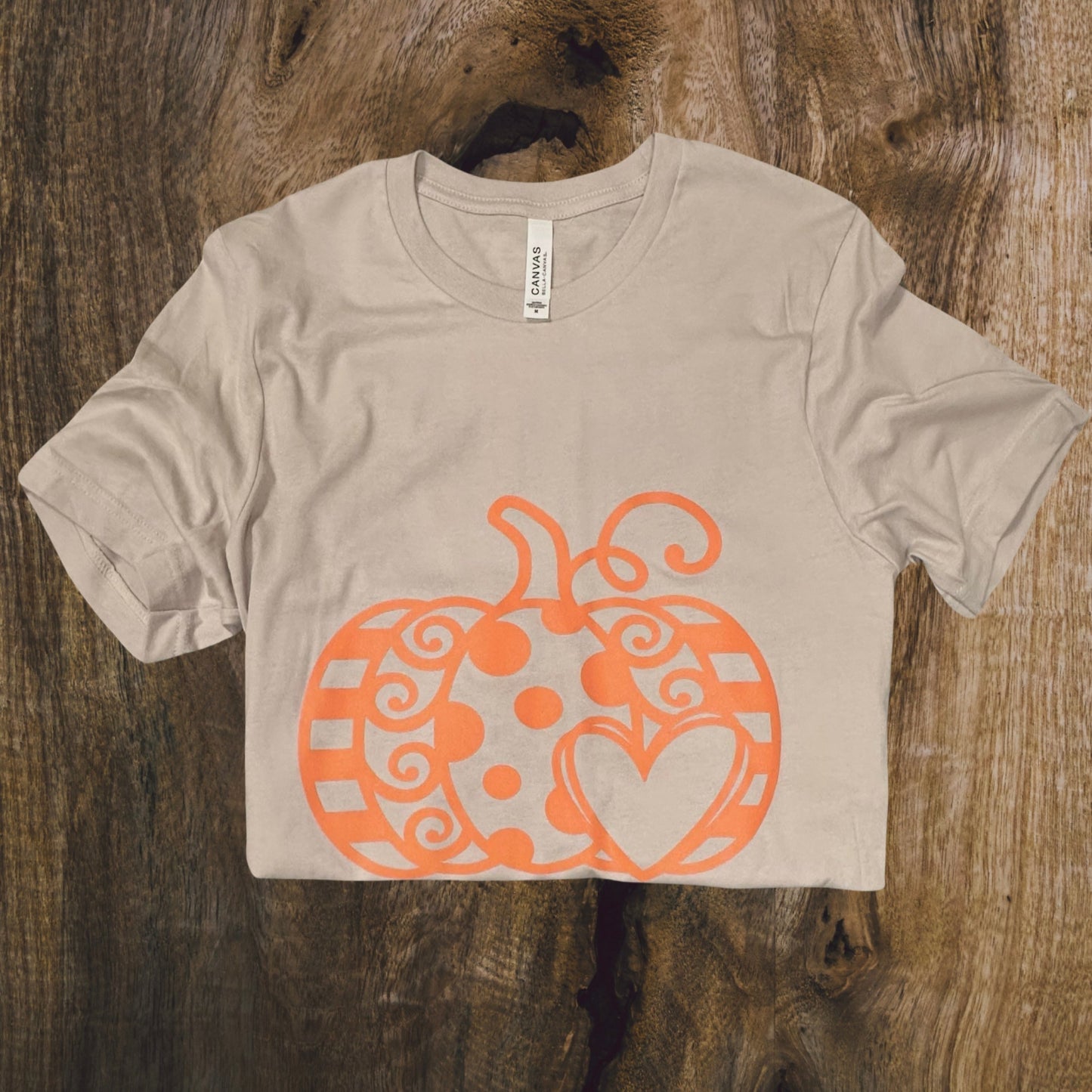 front side, close up nude t-shirt with a pumpkin and with a heart print in color orange